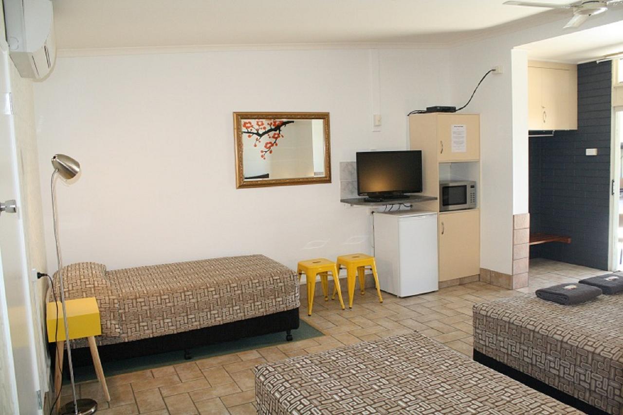 Central Motel Gin Gin ภายนอก รูปภาพ