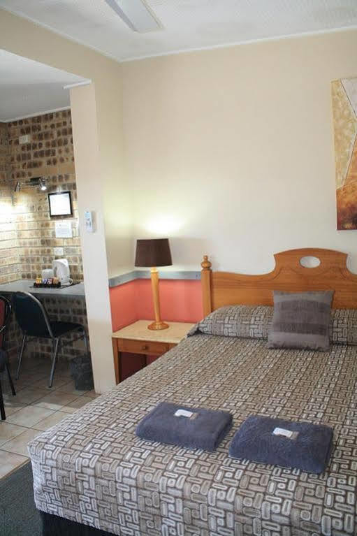 Central Motel Gin Gin ภายนอก รูปภาพ