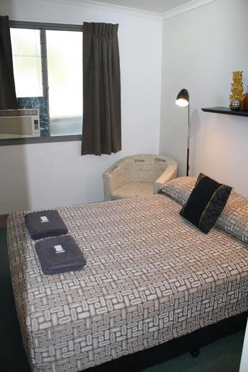 Central Motel Gin Gin ภายนอก รูปภาพ