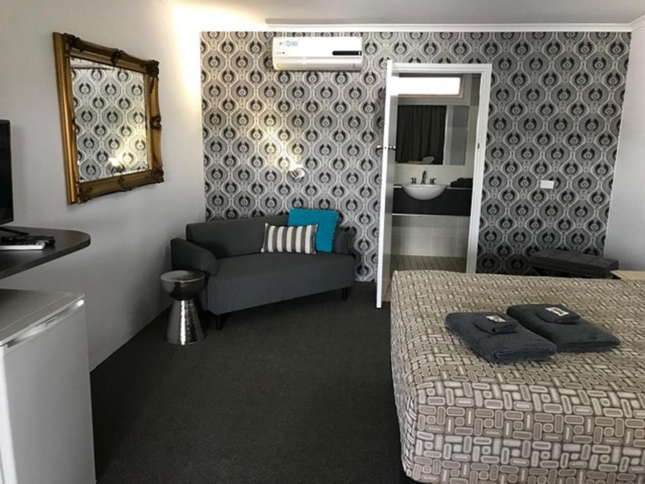 Central Motel Gin Gin ภายนอก รูปภาพ